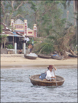 basket boat in vietnam