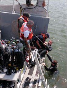NOAA divers perform rescue diver drill (NOAA)