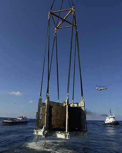 the turrent of the uss monitor being lifted out of the ocean