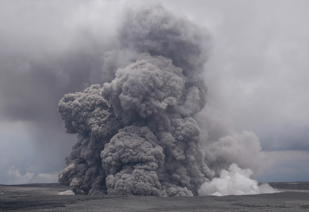cloud of smoke above kīlauea