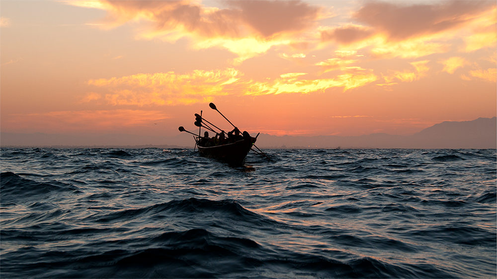 tomol paddlers on the ocean at sunrise