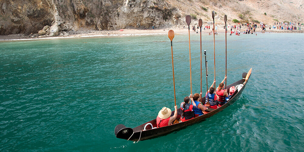 People row a tomol