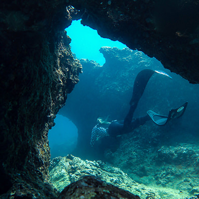 freediver exploring caves