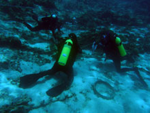 archaeologists tag artifacts underwater