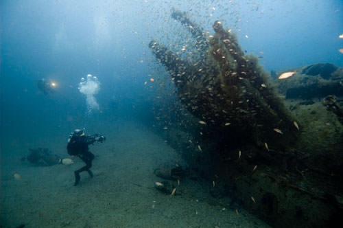 diver photograping a wreck