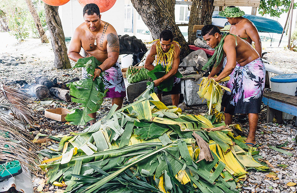 Peter and his assistants prepare a traditional Samoan umu