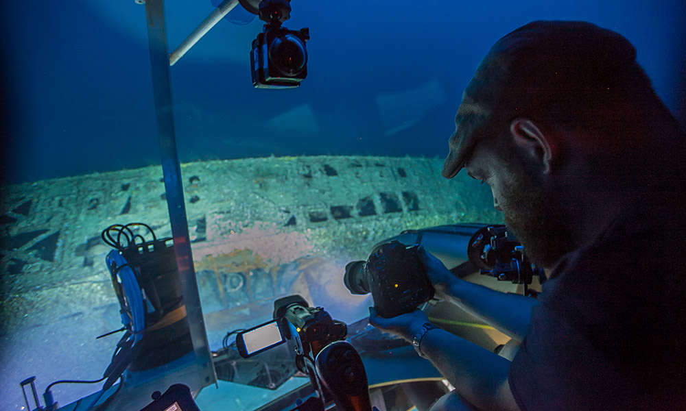 joe hoyt in the submersible taking photos of u-576