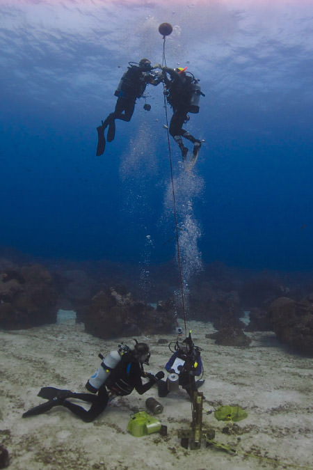 divers installing equipment