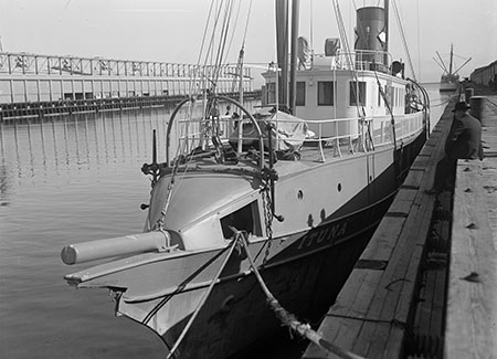 photo of ituna dockside, bow view